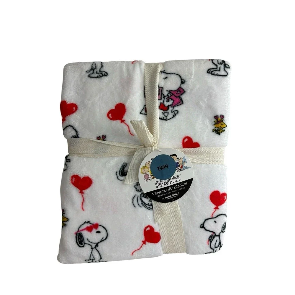 Snoopy  Blanket Oversized Velvety Soft Woodstock Hearts Balloons Twin 60 x 90 in
